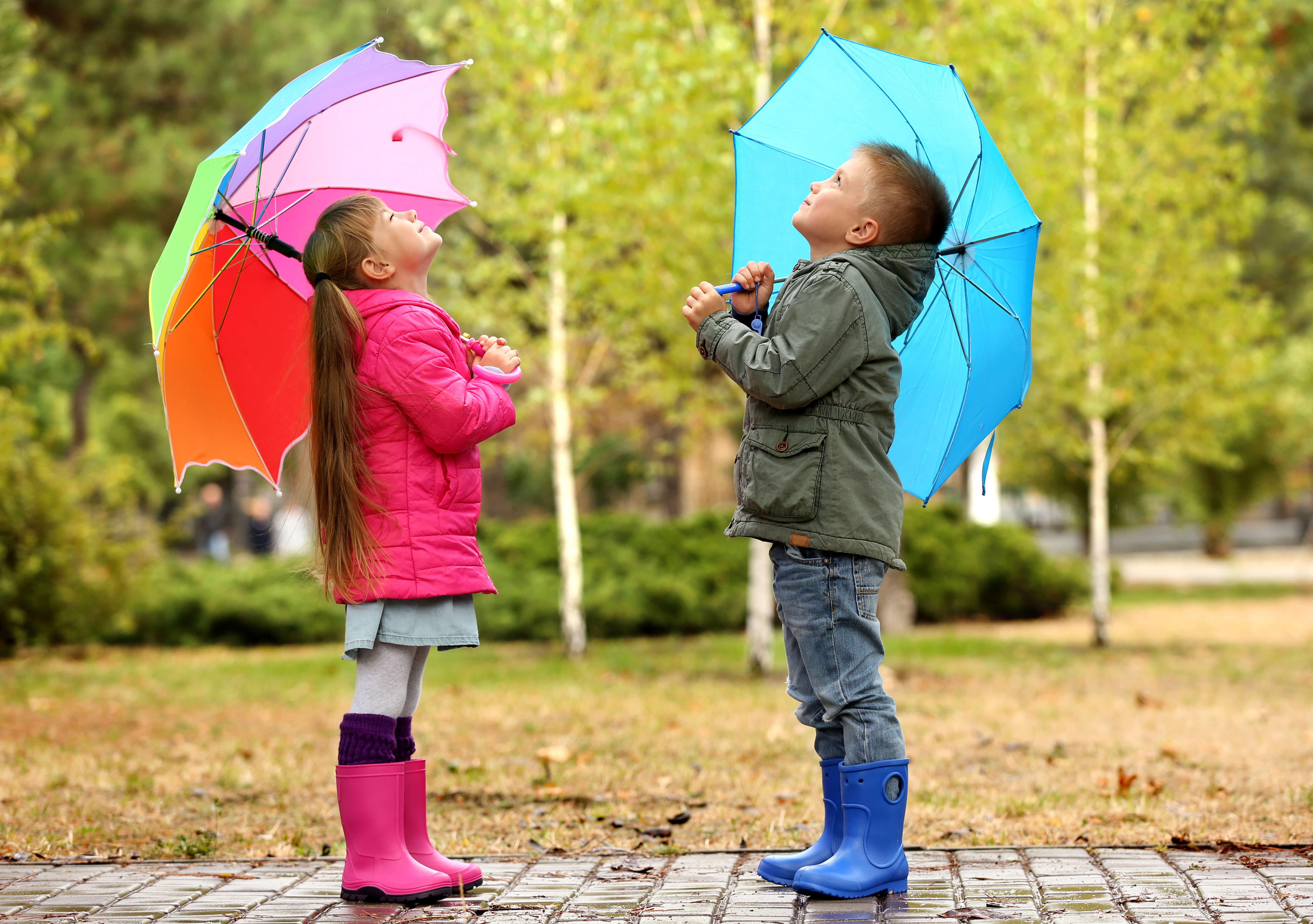 Kinder bei Regenwetter beschäftigen – Spielideen für draußen ...