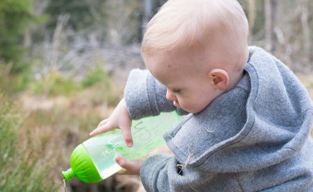 Kleinkind spielt mit ISYbe Kindertrinkflasche