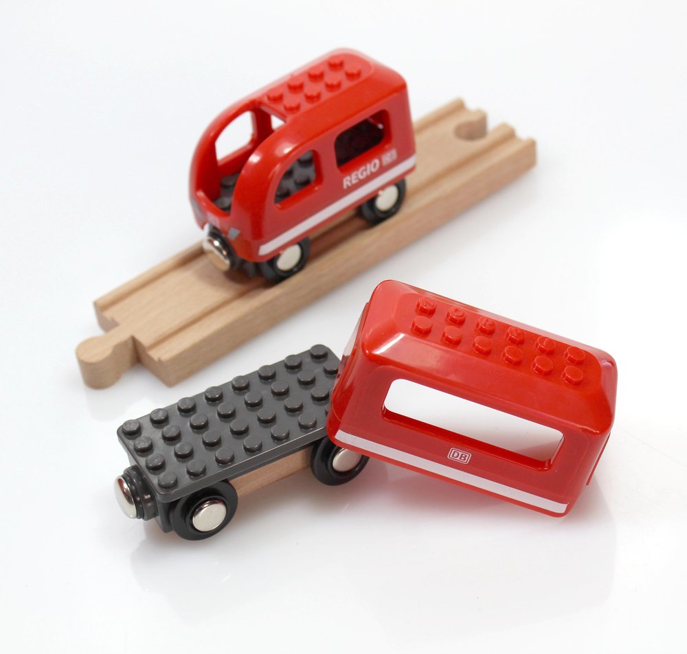 BRIO und LEGO! Noppi Eisenbahn Regio Zug oder Tram mit 2 Wagen Kompatibel m 